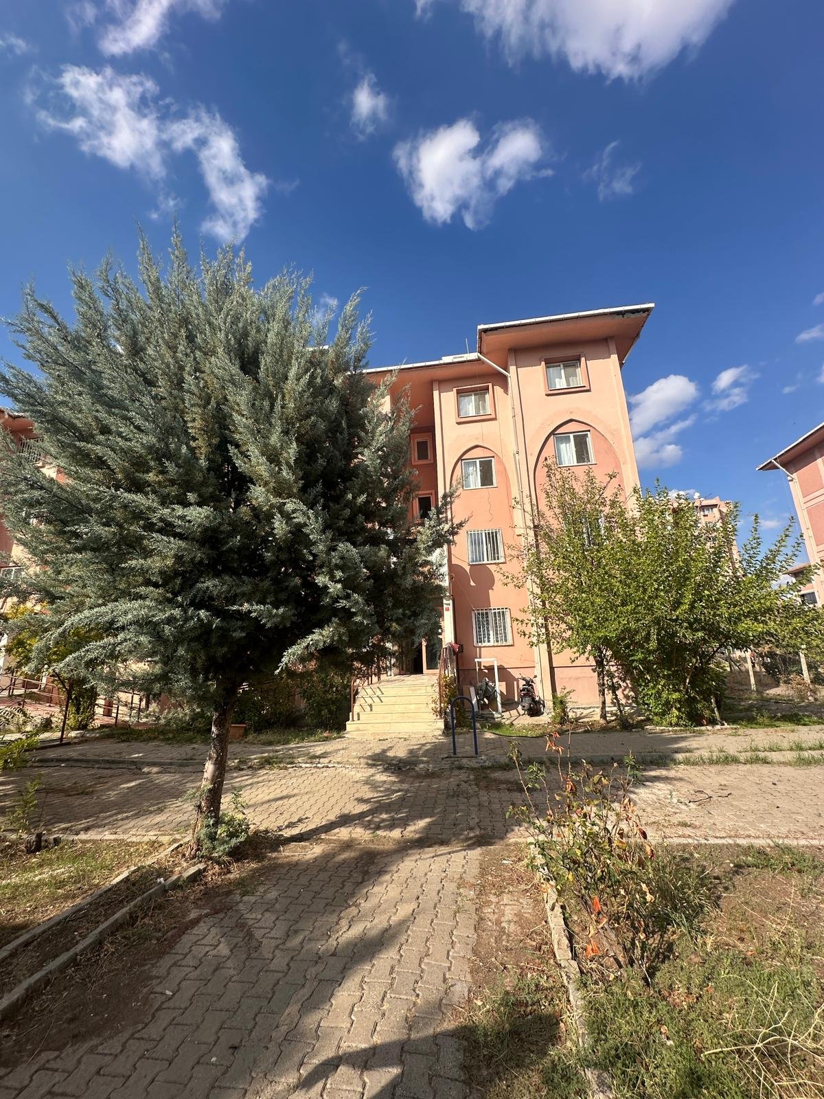 ÜÇKULAR 3 KATLI TOKİDE ACİL ACİL SATILIK 2+1 BAKIMLI DAİRE!!