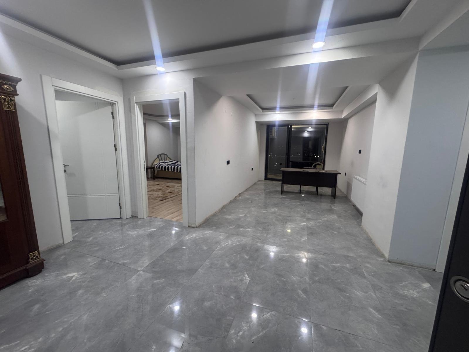 CEYSA PLAZADA EN GÜZEL KAT VE EN GÜZEL CEPHEDE TAŞINMAYA HAZIR BÜRO